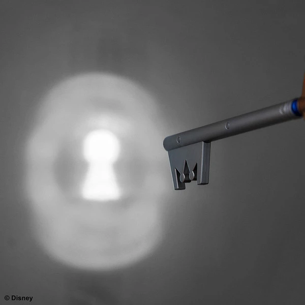 SQUARE ENIX Kingdom Key Kingdom Hearts Light Up Keyblade Replica 4 SQUARE ENIX Kingdom Key Kingdom Hearts Light Up Keyblade Replica - Image 2